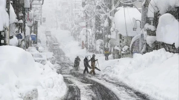 Tuyết rơi đạt đỉnh điểm tại nhiều nơi, Nhật Bản đưa ra hàng loạt cảnh báo
