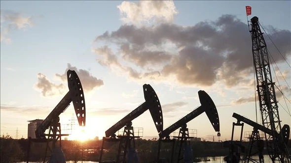 Giá dầu thế giới tiếp tục tăng bất chấp nỗ lực xả kho dự trữ kỷ lục của IEA