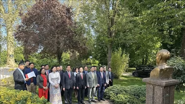 Dâng hoa tưởng niệm Chủ tịch Hồ Chí Minh tại Pháp