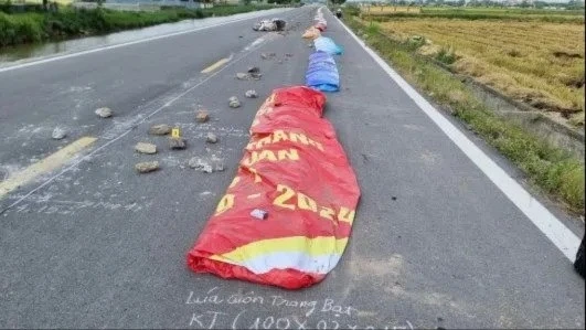 Khởi tố người phụ nữ dùng gạch đá chặn đường phơi thóc gây tai nạn chết người