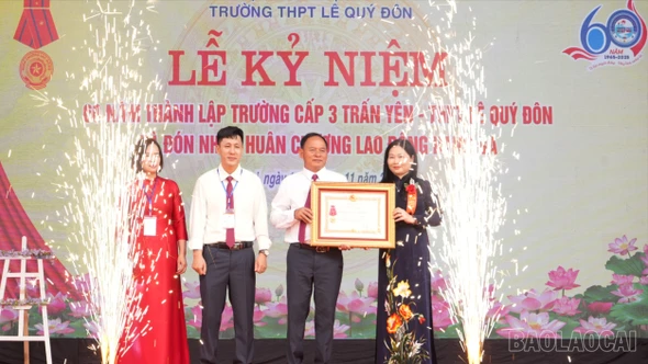 Trường THPT Lê Quý Đôn kỷ niệm 60 năm thành lập, đón Huân chương Lao động hạng Ba