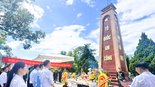 Đoàn Thanh niên phường Trung Tâm ra quân vệ sinh Di tích lịch sử Quốc gia Khu ủy Tây Bắc