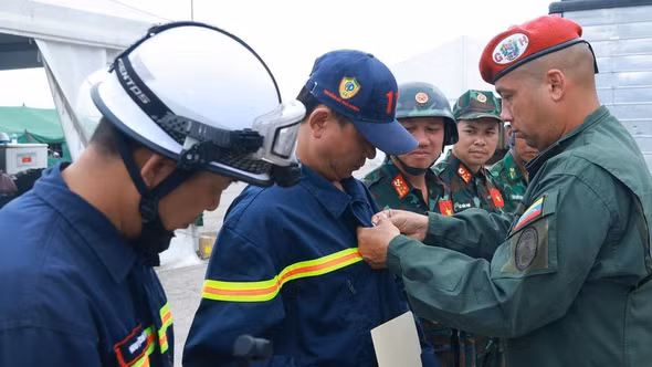 Đoàn cứu nạn, cứu hộ Việt Nam nhận Huy chương 'Anh hùng Venezuela'