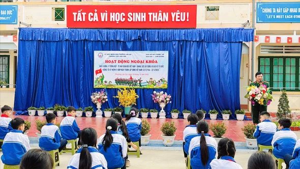 Gần 300 học sinh tìm hiểu truyền thống Quân đội nhân dân Việt Nam