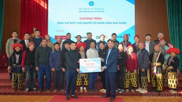 Trao gần 1.800 thẻ bảo hiểm y tế, mang “Tết ấm” đến người nghèo Xuân Bính Ngọ