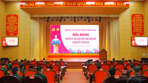 Bộ Chỉ huy Quân sự tỉnh Lào Cai trao quyết định thăng quân hàm, nâng lương cán bộ đợt 1 năm 2026