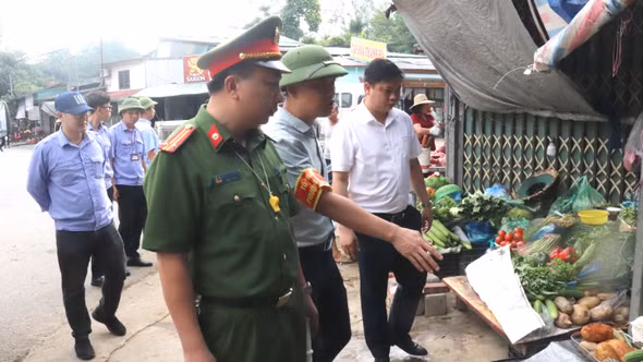 Phường Lào Cai ra quân bảo đảm trật tự đô thị khu vực đầu cầu Bản Phiệt và Quốc lộ 4D
