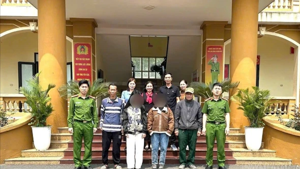 Lào Cai: Đưa 2 nữ sinh bỏ học đi làm xa trở về địa phương