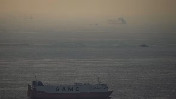 Iran tiếp tục “cấm cửa” eo biển Hormuz, buộc tàu thuyền phải quay đầu