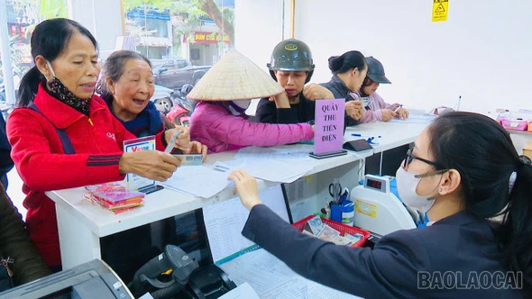 Phường Văn Phú: Trên 1.150 người được nhận quà nhân dịp chào mừng Đại hội Đảng và Tết Nguyên đán