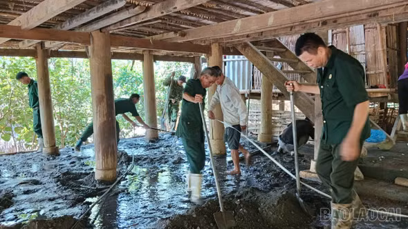 Các lực lượng xã Dương Quỳ giúp gia đình người có công sửa chữa nhà ở