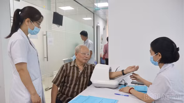 Phường Nam Cường phối hợp khám sức khỏe cho 525 đảng viên được tặng Huy hiệu 30 năm tuổi Đảng trở lên
