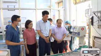 Phó Chủ tịch Thường trực UBND tỉnh Nguyễn Thế Phước thăm, động viên các gia đình nạn nhân vụ sập tường do vỡ bể chứa nước ở xã Gia Hội 