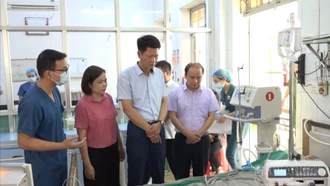Phó Chủ tịch Thường trực UBND tỉnh Nguyễn Thế Phước thăm, động viên các gia đình nạn nhân vụ sập tường do vỡ bể chứa nước ở xã Gia Hội 
