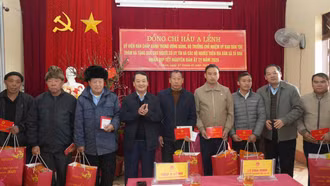Bộ trưởng, Chủ nhiệm Ủy ban Dân tộc Hầu A Lềnh thăm, tặng quà và chúc tết người có uy tín, các hộ nghèo tại thị xã Sa Pa