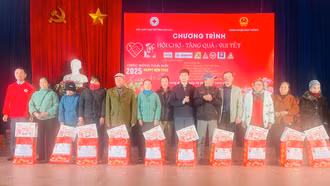 Trao nhiều phần quà, tổng trị giá hơn 800 triệu đồng ở "Hội chợ - tặng quà - vui Tết" huyện Bảo Thắng