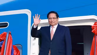 Thủ tướng Chính phủ Phạm Minh Chính tới Vientiane, bắt đầu thăm Lào