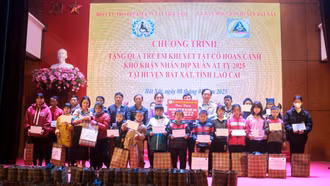 Tặng 50 suất quà cho trẻ em khuyết tật trên địa bàn huyện Bát Xát