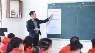 Thông qua đề nghị xây dựng Nghị quyết thí điểm tuyển người có trình độ cao đẳng dạy một số môn học phổ thông