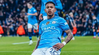 Man City ngược dòng vào vòng play-off Champions League