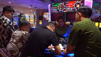 Khởi tố 12 đối tượng tổ chức đánh bạc tại câu lạc bộ Diamond