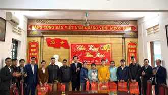 Trưởng Ban Tuyên giáo Tỉnh ủy Dương Đức Huy tặng quà các hộ có hoàn cảnh khó khăn tại xã Nghĩa Đô