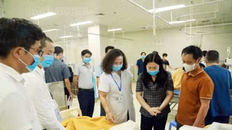 Phó Chủ tịch UBND tỉnh Vũ Thị Hiền Hạnh thăm hỏi các nạn nhân trong vụ tai nạn tại xã Phong Dụ Thượng