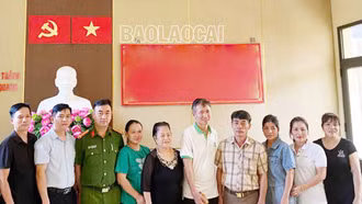 Công an xã Xuân Quang (Bảo Thắng): Tổ chức bàn giao túi vàng bị bỏ quên thùng đồ từ thiện cho chủ sở hữu