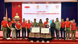 Nhiều phần quà tặng người dân Thải Giàng Phố bị ảnh hưởng bởi mưa lũ