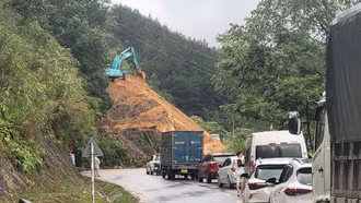 Sạt lở lớn trên Quốc lộ 4D, gây ách tắc giao thông giữa Lai Châu và Lào Cai