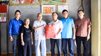 Lãnh đạo huyện Bát Xát thăm, tặng quà gia đình chính sách nhân ngày Thương binh - Liệt sĩ 27/7