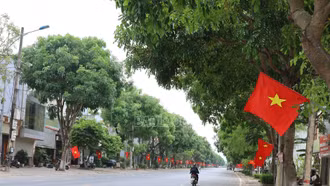 Treo cờ Đảng, cờ Tổ quốc, băng rôn khẩu hiệu nhân dịp chào mừng thành lập tỉnh Lào Cai