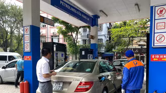 Sau 2 lần điều chỉnh, giá xăng RON95-III lên sát ngưỡng 19.700 đồng mỗi lít