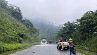 Xử lý vết dầu loang đảm bảo an toàn giao thông tại Km52+50m Tỉnh lộ 152 