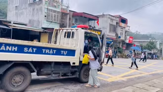 Cảnh sát giao thông kịp thời giúp đỡ 2 học sinh trong kỳ thi tuyển sinh lớp 10 