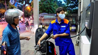 Giá xăng dầu dồn dập tăng lần thứ 3 liên tiếp, RON 95 tiến lên mốc mới