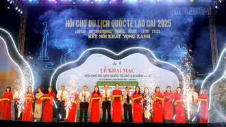 Các đại biểu tiến hành nghi thức cắt băng khai mạc Hội chợ.