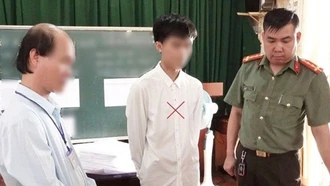 Khởi tố vụ thí sinh dùng camera cúc áo truyền ra ngoài nhờ cứu trợ môn Văn