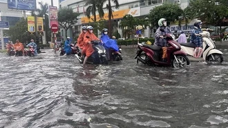 Bão số 1 giật cấp 10 và tiếp tục tăng lên cấp 13 trên Biển Đông