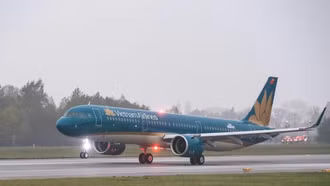 Hàng loạt chuyến bay bị hủy và bay chờ do ảnh hưởng của cơn bão số 1