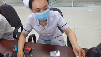 Người dân đi khám bệnh cần lưu ý gì khi dừng cấp thẻ bảo hiểm y tế giấy?