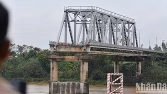 Khẩn trương nghiên cứu đầu tư xây dựng cầu Phong Châu mới