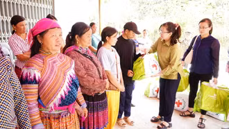 Phó Chủ tịch UBND tỉnh Giàng Thị Dung thăm, tặng quà Nhân dân xã Bản Phố và xã Thải Giàng Phố, huyện Bắc Hà