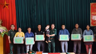 Bộ Tư lệnh Bộ đội Biên phòng thăm, tặng quà tại tỉnh Lào Cai