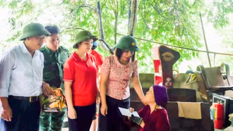 Đồng chí Lý Thị Vinh, Trưởng Ban Dân vận Tỉnh ủy thăm, động viên bà con vùng lũ huyện Bát Xát