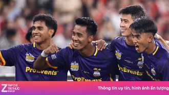 HLV Kim Sang-sik cùng đội Đông Nam Á thắng MU