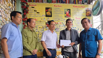 Đồng chí Hoàng Quốc Khánh thăm hỏi, tặng quà cho gia đình nạn nhân