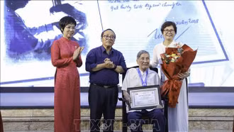 Giải Hiệp sỹ Dế Mèn vinh danh nhạc sĩ Phạm Tuyên