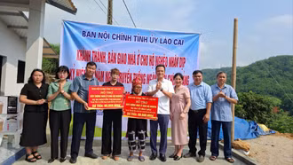 Ban Nội chính Tỉnh ủy tổ chức khánh thành, trao nhà tình nghĩa cho 2 hộ nghèo tại huyện Bát Xát