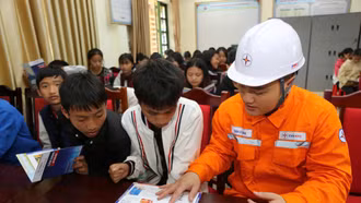 Tuyên truyền an toàn điện tại Trường Tiểu học và Trung học cơ sở Nàn Sín 